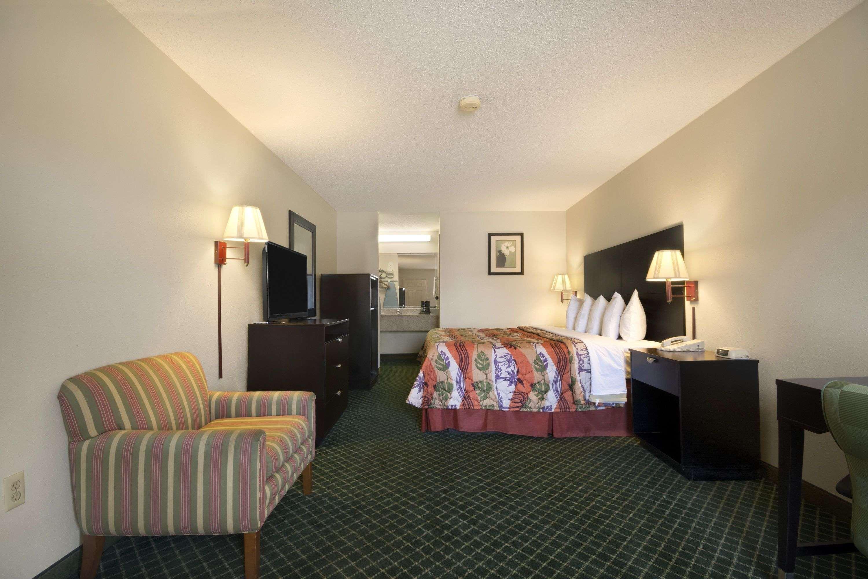 Days Inn By Wyndham Alma Экстерьер фото