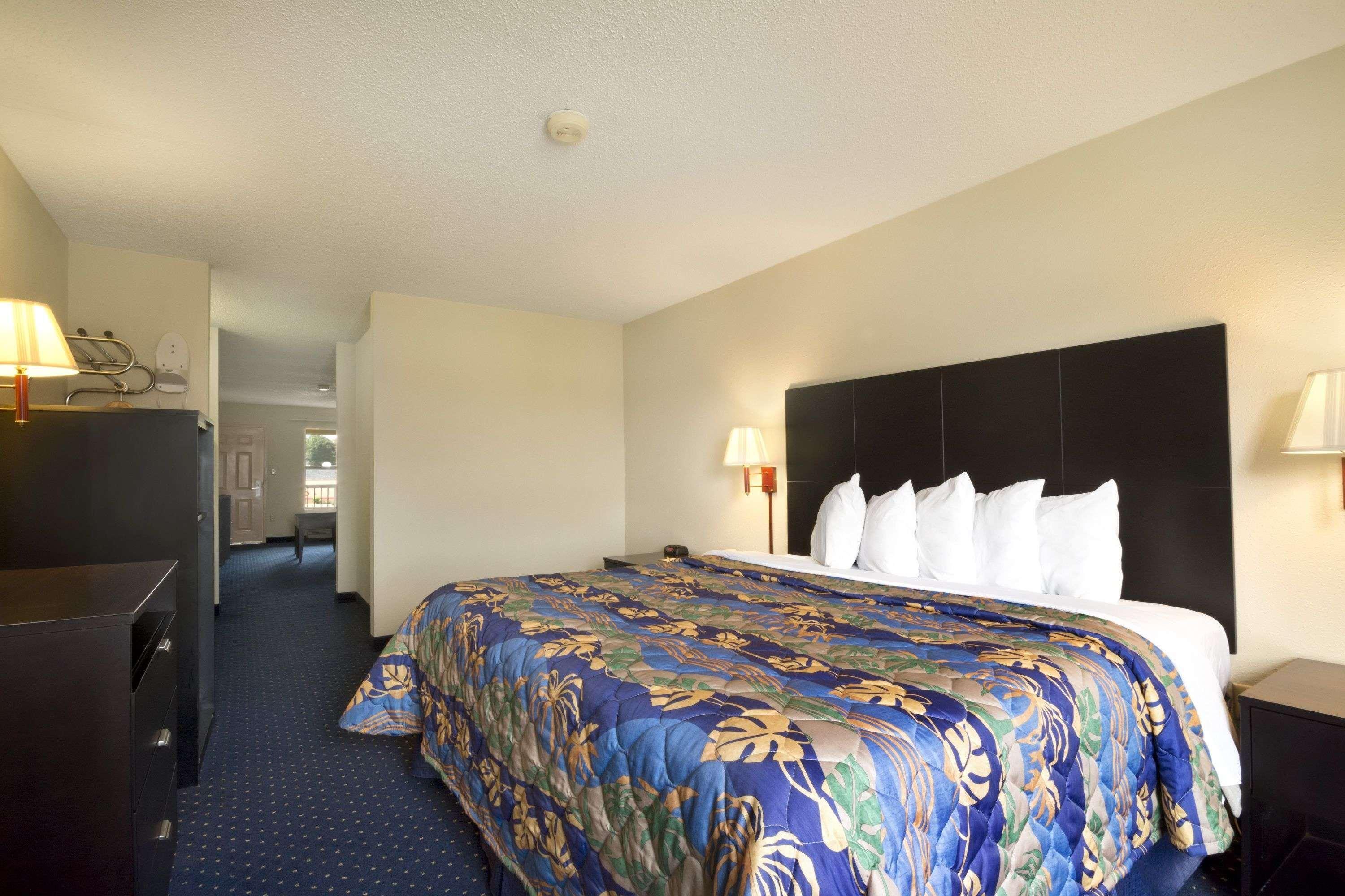Days Inn By Wyndham Alma Экстерьер фото
